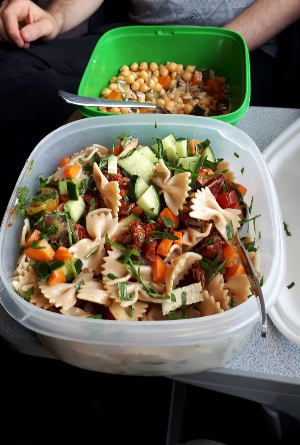 einen selbstgemachten Nudelsalat und Kichererbsensalat