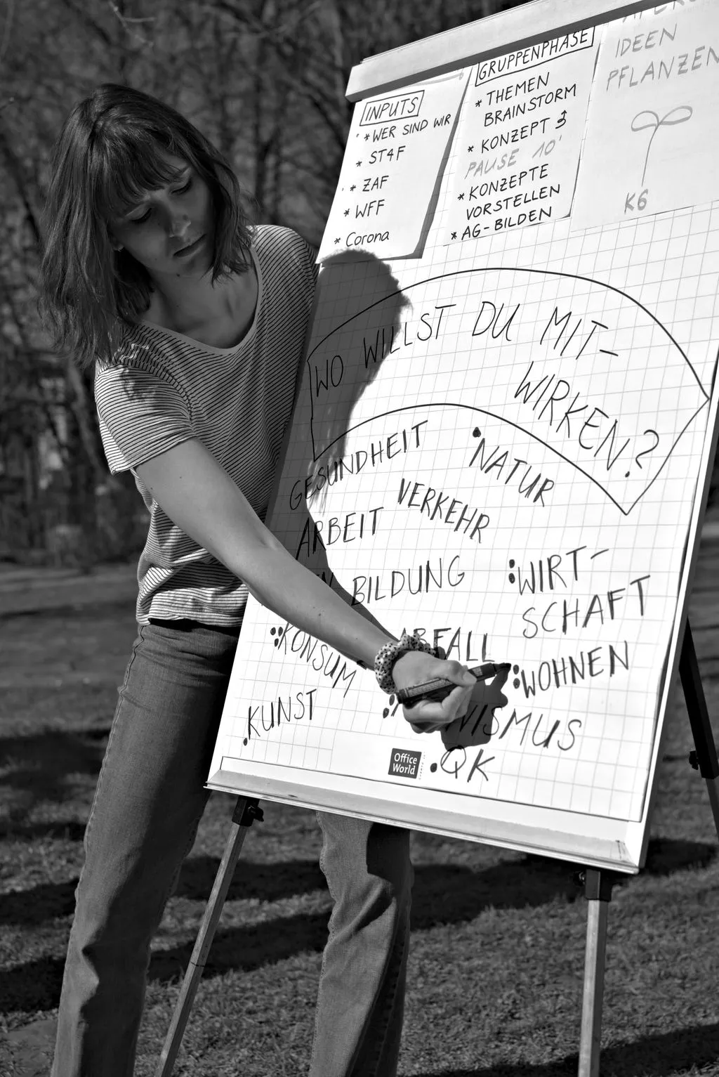 Junge Frau präsentiert ein Poster