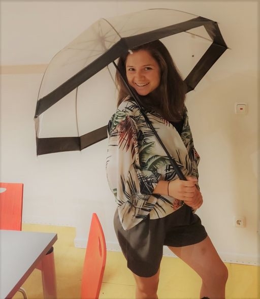 Junge Frau mit Regenschirm