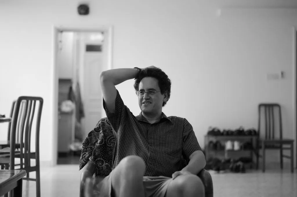 Mann sitzt auf einem Stuhl