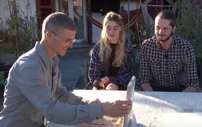 Man zeigt jungem Paar seine Erfindung