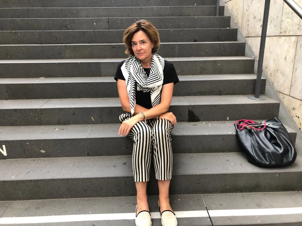 Person sitzt auf Treppe.