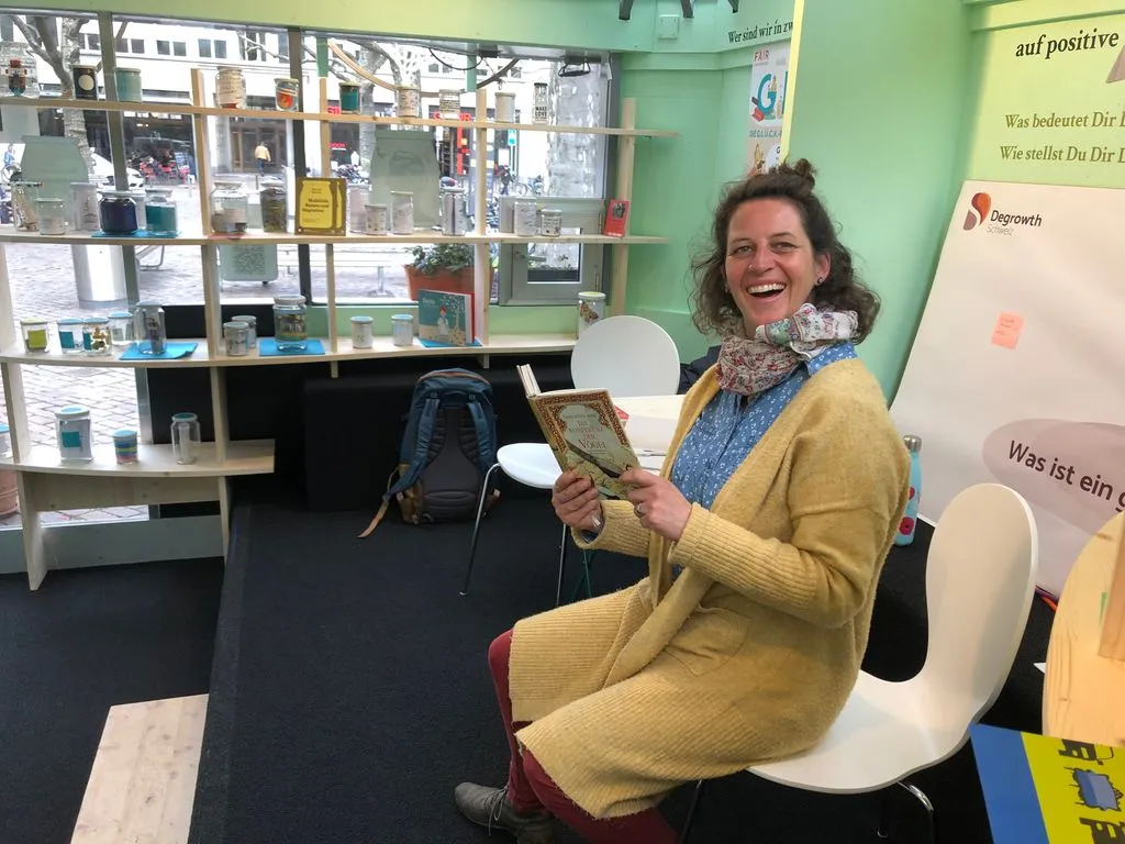 Lachende Person im Klimapavillon.