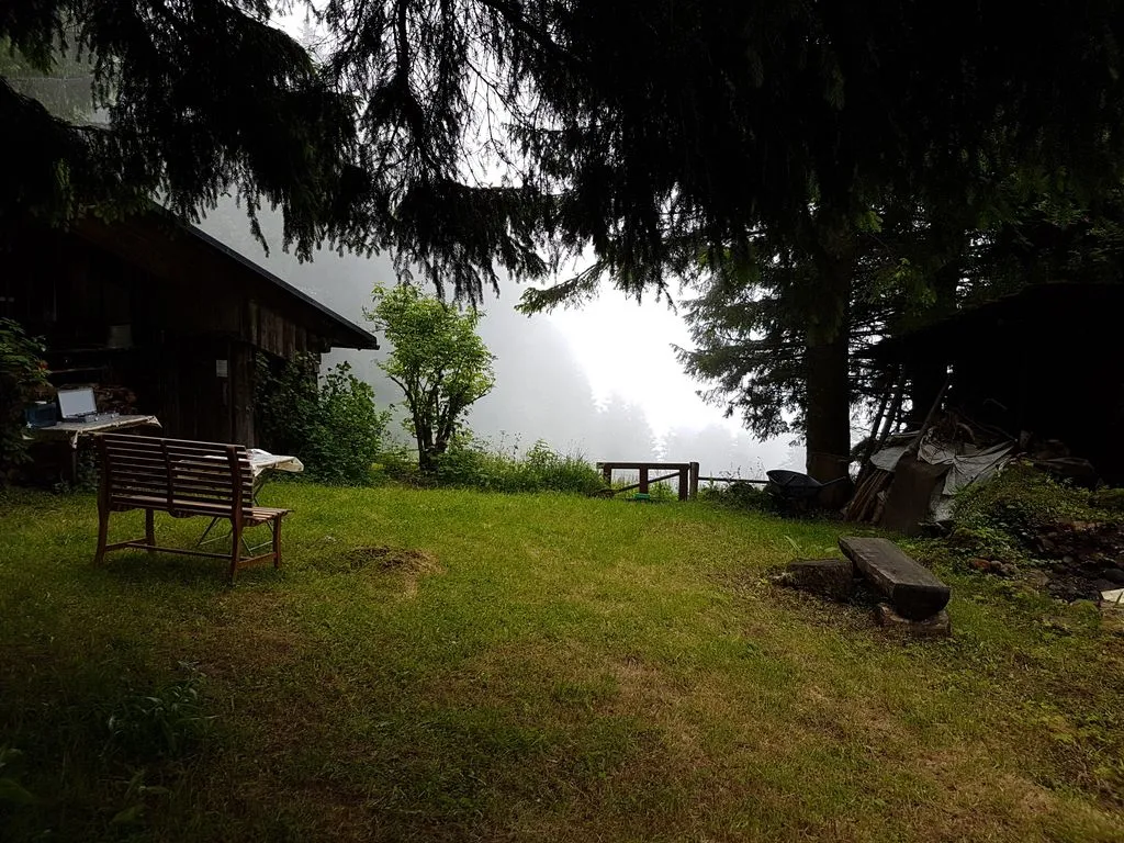 Eine Hütte auf einem nebligen Berg.