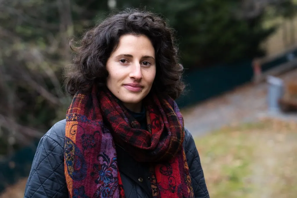 Junge Person mit farbigem Schal.