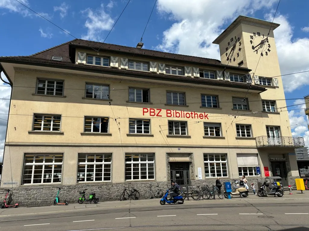 Bibliotheksgebäude mit Beschriftung "Pestalozzi".