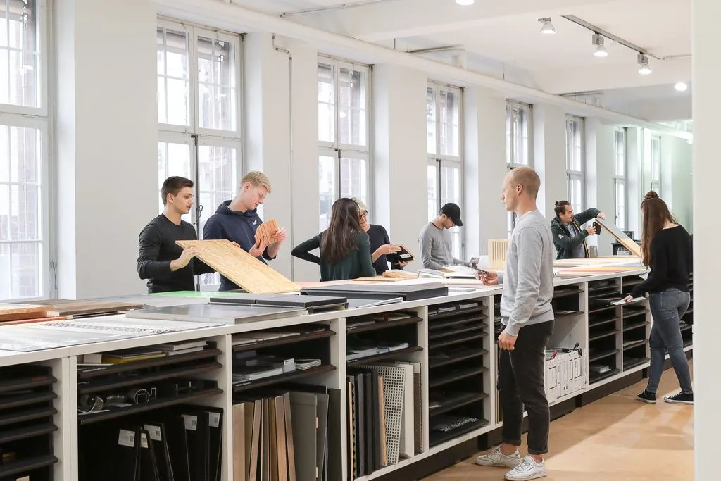 Student*innen hantieren mit verschiedenen Materialmustern.