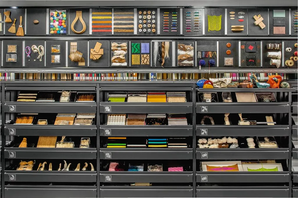 Ein Gestell voller verschiedenerer Materialmuster.