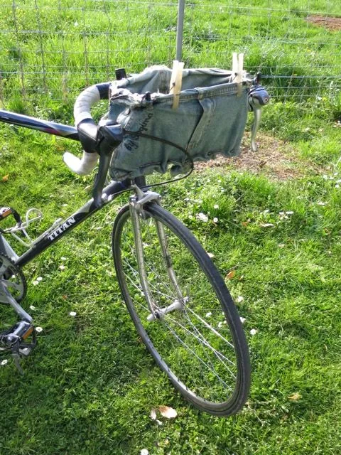 Ein kreatives Fahrrad mit einem Korb aus alten Jeans.