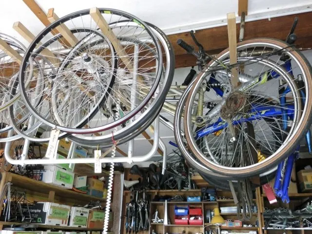 Eine bunte Sammlung an Fahrradteilen.