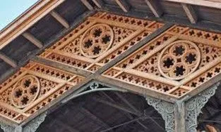 Eine kunstvolle alte Bahnhofshalle.