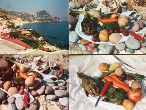 Postkarten, auf denen Lebensmittel im Sandstrand zu sehen sind.