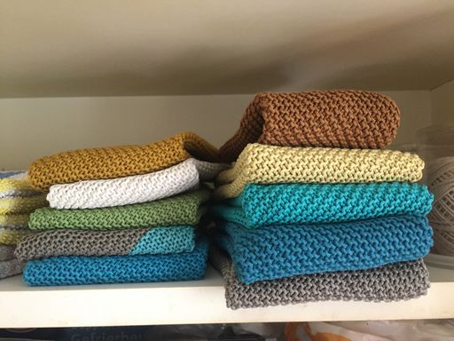 Ein Sammlung an handgemachten Abwaschlappen.