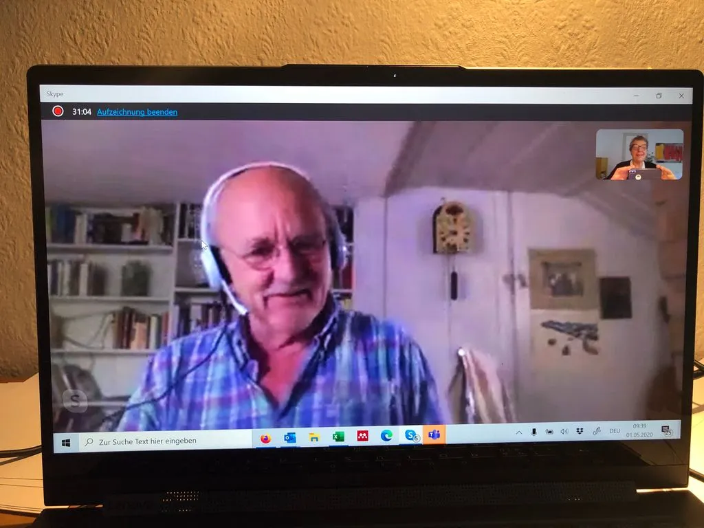 Älterer Mann in einem Videocall