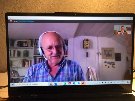 Älterer Mann in einem Videocall.