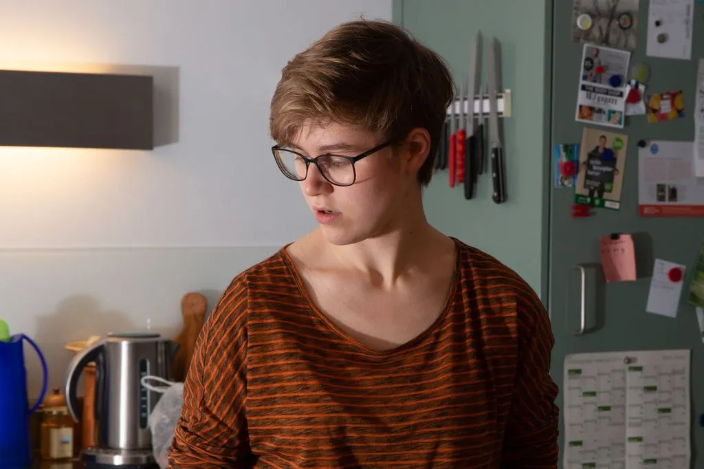 Junge Frau mit kurzen Haaren und Brille