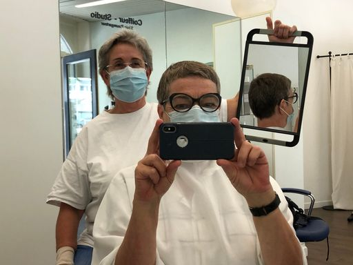 Eine Coiffeurin und ihre Kundin machen ein Selfie.