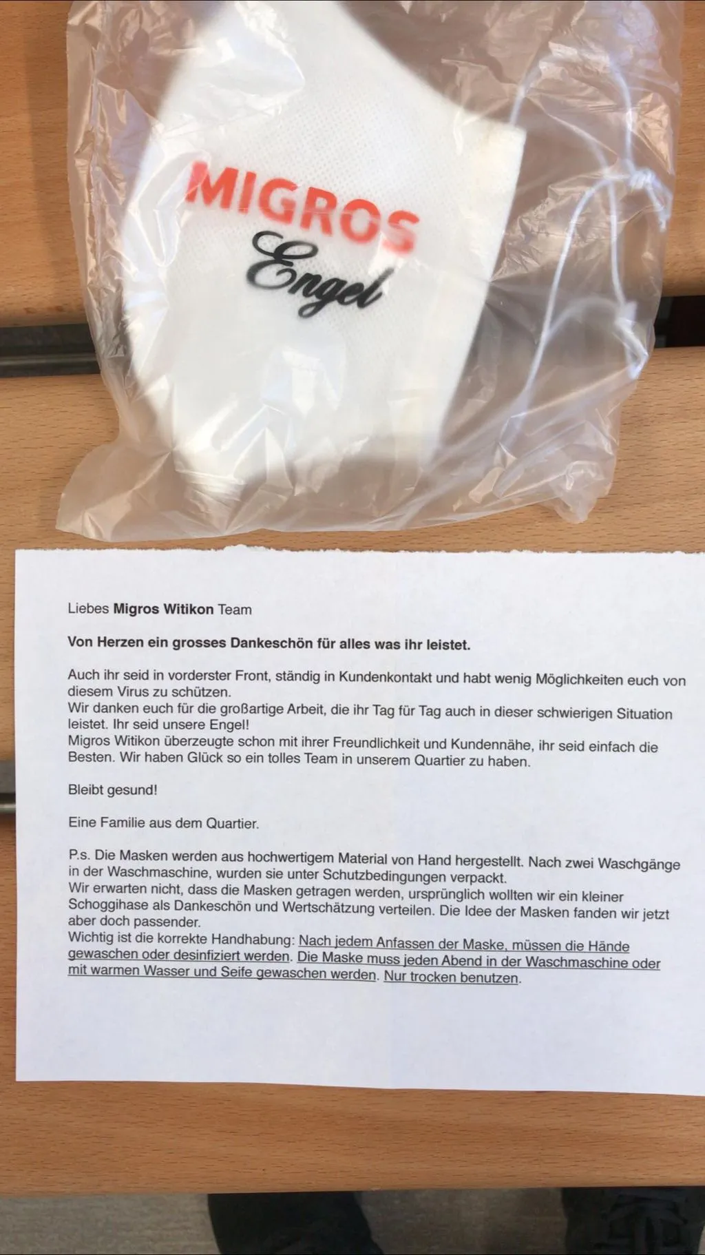 Ein Brief und eine eingeschweisste Maske.