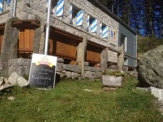 Eine Alphütte mit einem Restaurant.