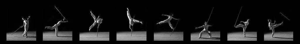 Bewegungssequenzen eines Künstlers mit einem Stab.