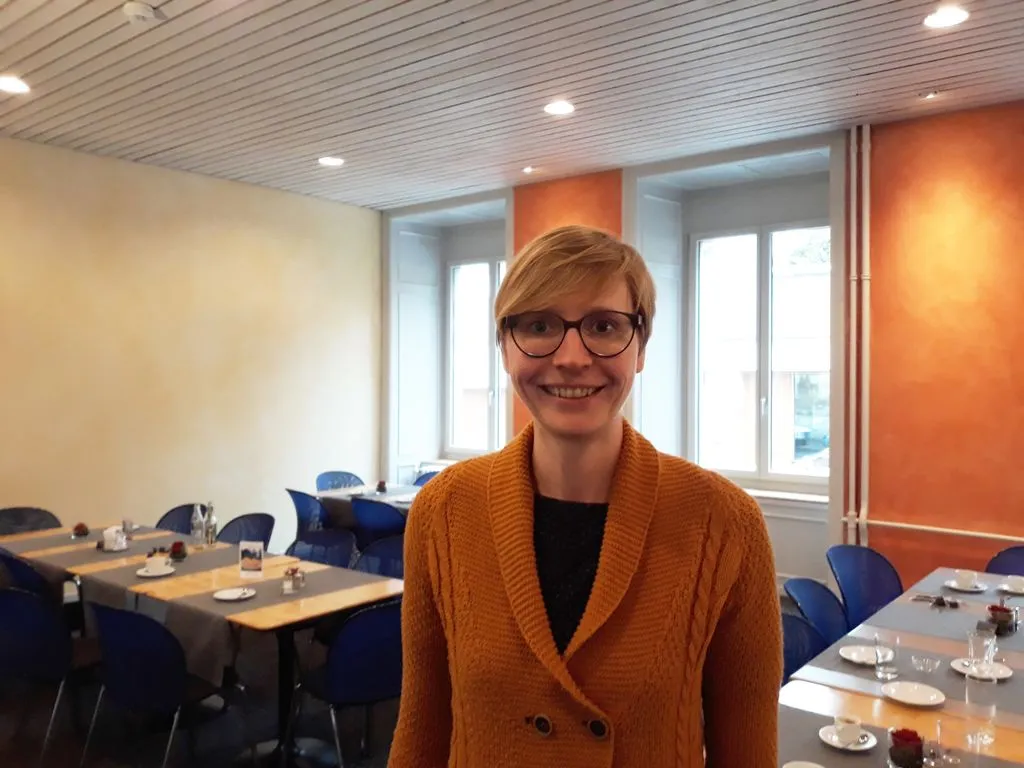 Junge Person mit blonden Haaren in einem Restaurant.