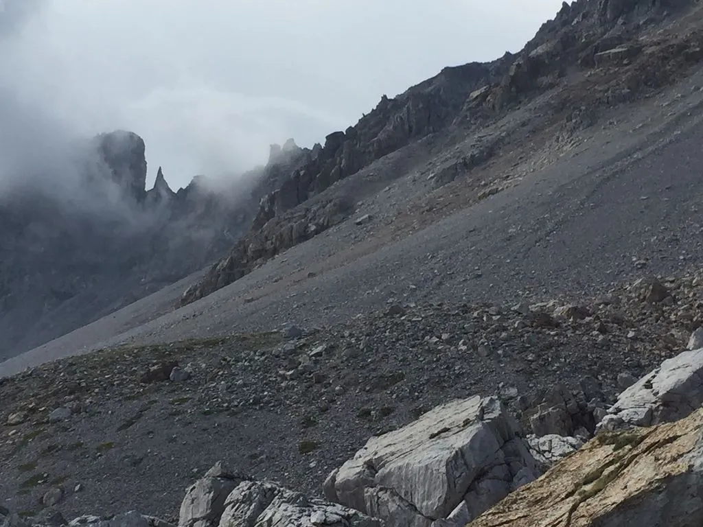 Neblige Berglandschaft.