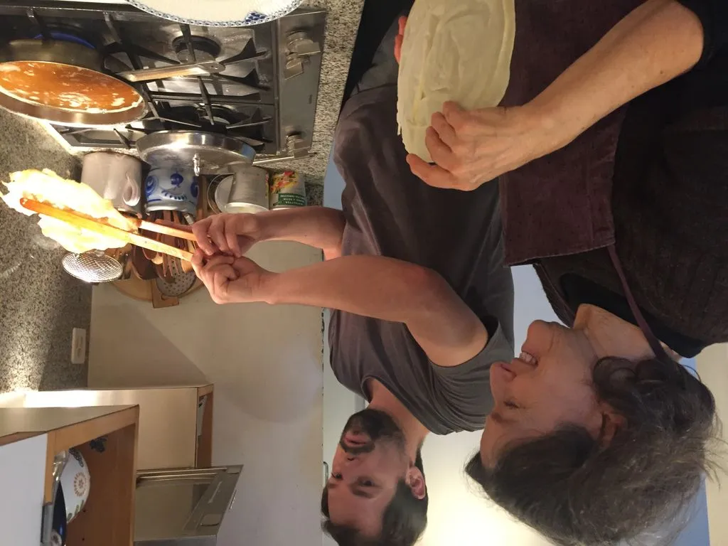 Mutter und Sohn frittieren Fasnachtschüechli