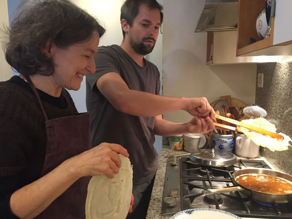 Mutter und Sohn frittieren Fasnachtschüechli