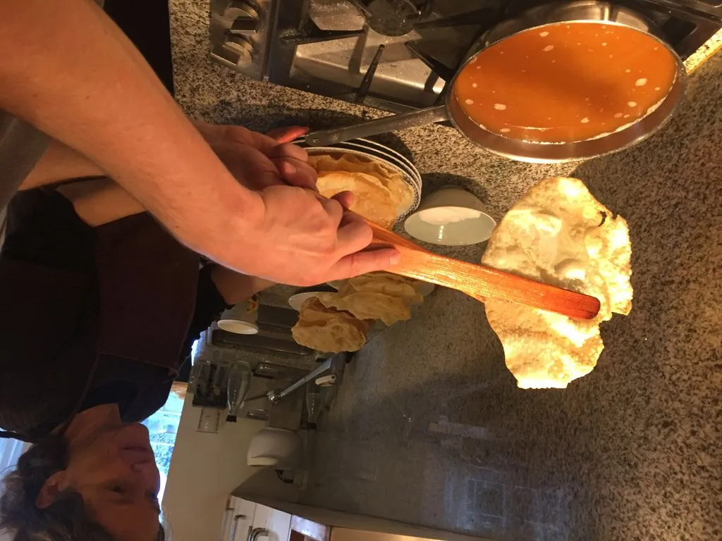 Fasnachtschüechli über Pfanne