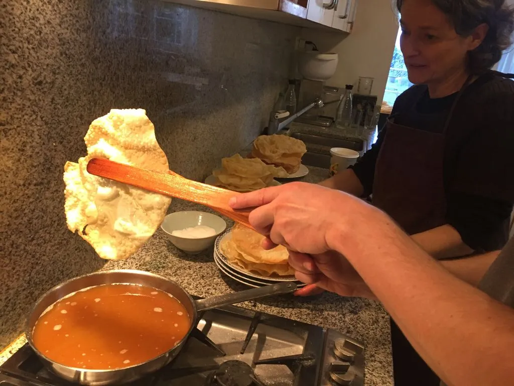 Fasnachtschüechli über Pfanne