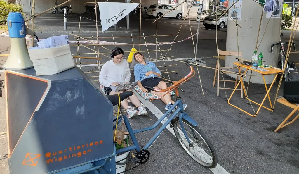 Zwei junge Menschen auf selbstgemachter Liege auf Bambus.