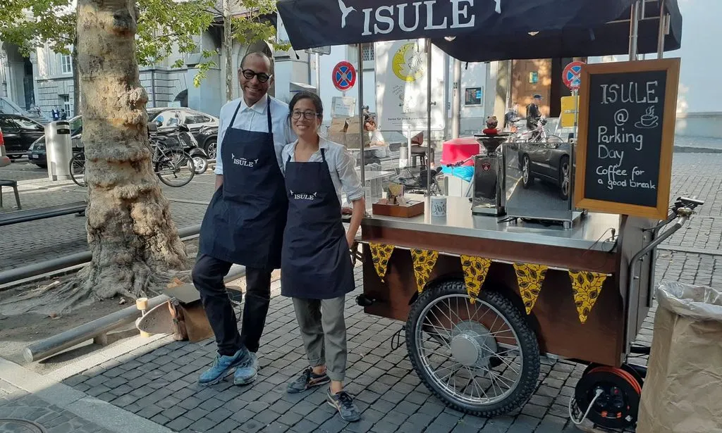 Mann und Frau vor einem Kaffeetand auf Rädern