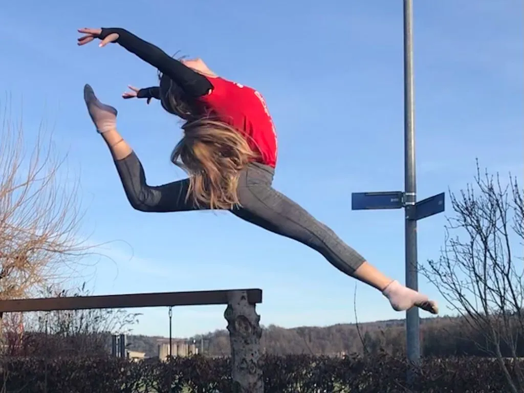 Jugendliche mit elegantem Sprung auf Trampoli