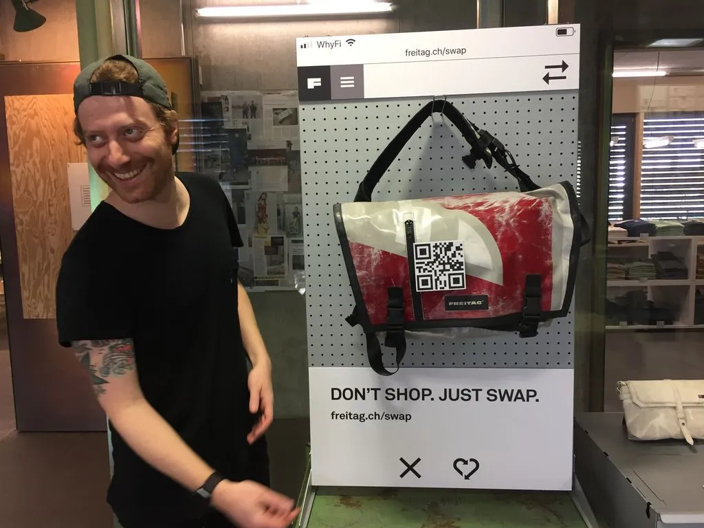 Junger Mann neben einer Tasche im Laden